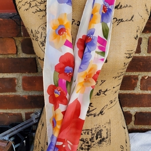 Liz Claiborne silk scarf - Picture 4 of 6